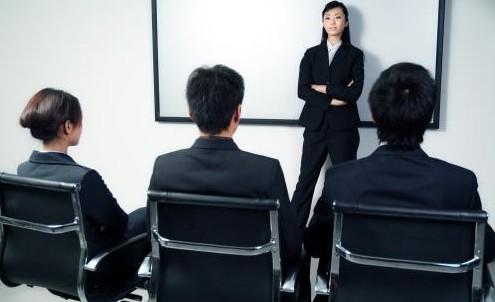 网上找工作,面试后,今天去报到,还要叫我交200块钱,过两天才安排上班